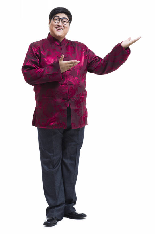 东方人,成年人,一个人,笑,微笑,露齿笑,竖图,留白,抠图,白色背景,正面,快乐,幸福,北京,中国,春节,亚洲,仅一个男性,仅一个人,风俗,节日,庆祝,眼镜,注视,传统,仅一个年轻男性,红色,观察,看,手势,站着,脂肪,活力,精神,摄影,观看,察看,享乐,仪式,演说,关注,中国文化,肖像,出示,典礼,东亚,元旦,制度,男人,男性,年轻男性,亚洲人,中国人,年轻人,彩图,全身,影棚拍摄,传统服装,欢乐,唐装,打手势,传统文化,传统节日,bj175