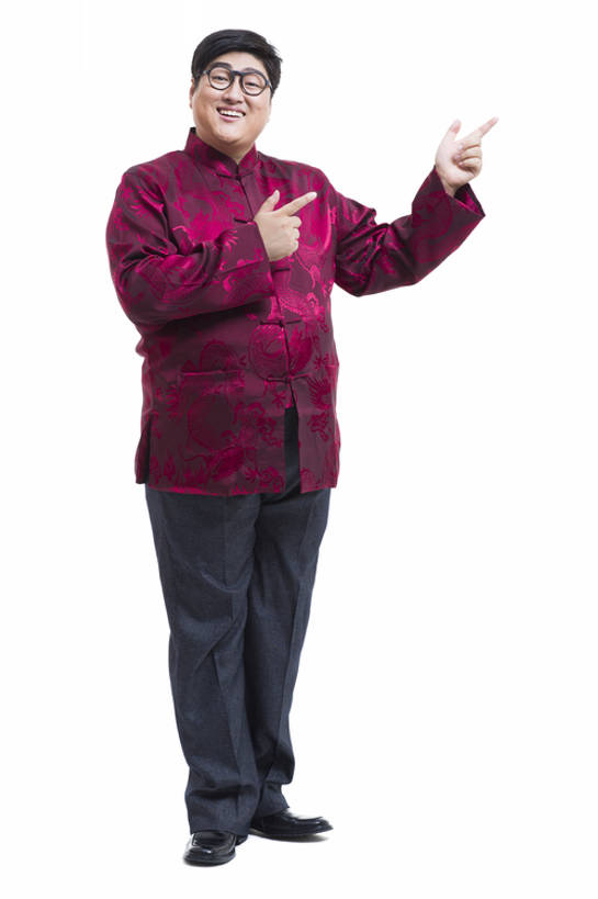 东方人,成年人,一个人,笑,微笑,露齿笑,竖图,留白,抠图,白色背景,正面,快乐,幸福,北京,中国,春节,亚洲,仅一个男性,仅一个人,风俗,节日,庆祝,眼镜,注视,方向,传统,仅一个年轻男性,红色,观察,看,手势,站着,脂肪,活力,精神,乐趣,摄影,观看,察看,指着,享乐,仪式,关注,中国文化,肖像,典礼,东亚,元旦,制度,男人,男性,年轻男性,亚洲人,中国人,年轻人,彩图,全身,影棚拍摄,传统服装,欢乐,唐装,打手势,传统文化,传统节日,bj175