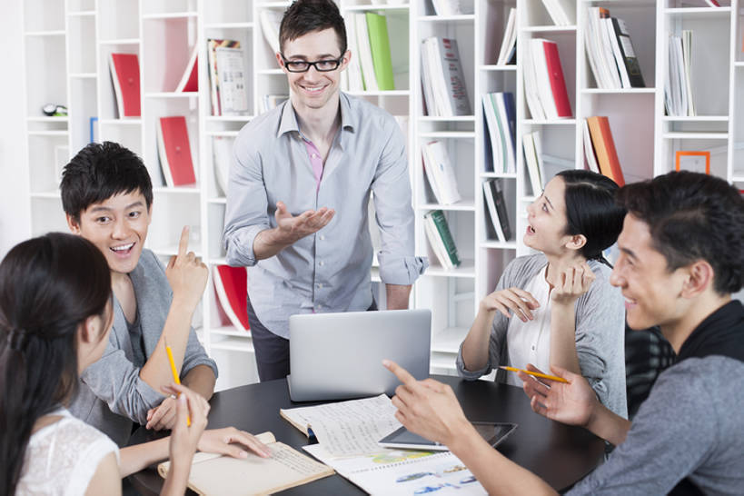 东方人,西方人,成年人,中年人,同事,商务人士,商务男性,商务女性,办公室,笑,微笑,露齿笑,横图,室内,白天,正面,衬衫,商务,时尚,讨论,快乐,通讯,幸福,成功,合作,团队,集体,信心,计划,笔记本电脑,技术,书架,桌子,城市,北京,欧洲,中国,欧洲人,亚洲,五个人,套装,工作,会议,眼镜,休闲装,现代,队伍,站着,职业,规划,亲密,摄影,指导,技巧,创造力,领导,指着,企业,公司,工作室,成就,努力,手艺,忙碌,商务装,合伙,领袖,工薪阶层,东亚,陪同,策略,无线电技术,时装,技能,技艺,陪伴,想法,男人,男性,年轻男性,年轻女性,女人,女性,中年男性,白种人,亚洲人,中国人,年轻人,白领,上班族,设计,说话,坐着,半身,彩图,衬衣,妙技,办公室职员,本领,开领,伴随,bj175