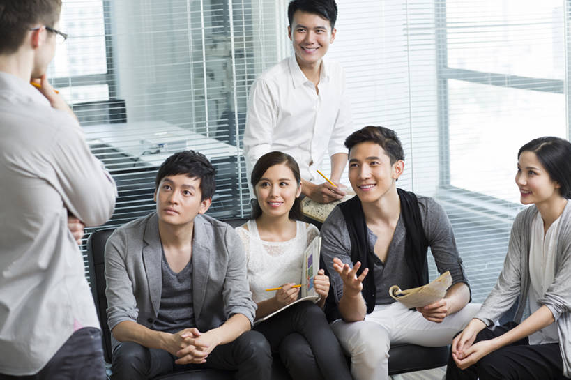 东方人,西方人,成年人,中年人,同事,商务人士,商务男性,商务女性,办公室,会议室,笑,微笑,露齿笑,横图,室内,白天,正面,衬衫,商务,时尚,讨论,快乐,通讯,友谊,幸福,成功,合作,团队,集体,信心,计划,技术,沙发,城市,椅子,北京,欧洲,中国,欧洲人,亚洲,写,套装,会议,眼镜,休闲装,现代,队伍,笔记本,铅笔,职业,思考,规划,亲密,摄影,指导,技巧,创造力,领导,企业,公司,工作室,成就,手艺,商务装,合伙,领袖,工薪阶层,东亚,陪同,策略,时装,技能,技艺,陪伴,想法,男人,男性,年轻男性,年轻女性,女人,女性,中年男性,白种人,亚洲人,中国人,年轻人,白领,上班族,设计,说话,坐着,彩图,衬衣,妙技,办公室职员,本领,开领,伴随,bj175