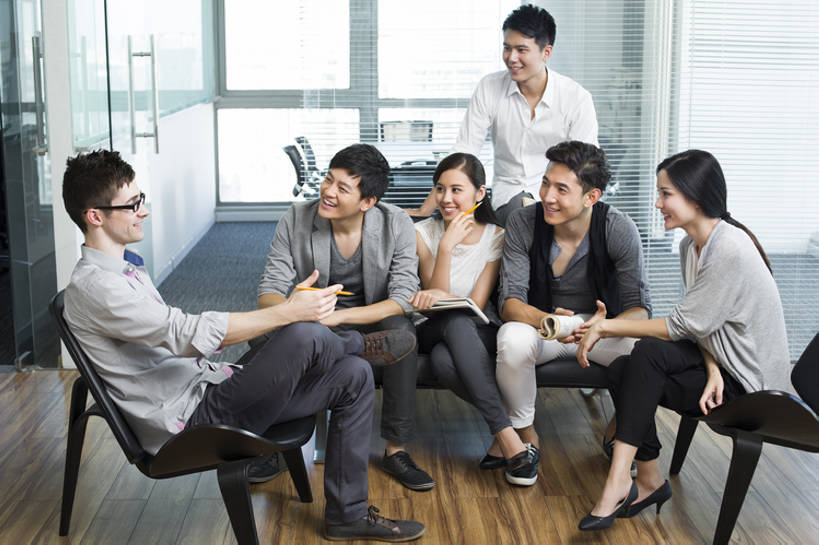 东方人,西方人,成年人,中年人,同事,商务人士,商务男性,商务女性,办公室,会议室,笑,微笑,露齿笑,横图,室内,白天,正面,衬衫,商务,时尚,讨论,快乐,通讯,友谊,幸福,成功,合作,团队,集体,信心,计划,技术,城市,椅子,北京,欧洲,中国,欧洲人,亚洲,写,套装,会议,眼镜,休闲装,现代,队伍,笔记本,铅笔,职业,思考,规划,亲密,摄影,指导,技巧,办公椅,创造力,领导,企业,公司,工作室,成就,手艺,商务装,合伙,领袖,工薪阶层,东亚,陪同,策略,时装,技能,技艺,陪伴,想法,男人,男性,年轻男性,年轻女性,女人,女性,中年男性,白种人,亚洲人,中国人,年轻人,白领,上班族,设计,说话,坐着,彩图,全身,衬衣,妙技,办公室职员,本领,开领,伴随,bj175