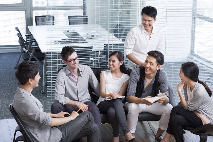 东方人,西方人,成年人,中年人,同事,商务人士,商务男性,商务女性,办公室,会议室,笑,微笑,露齿笑,横图,室内,白天,正面,衬衫,商务,时尚,讨论,快乐,通讯,友谊,幸福,成功,合作,团队,集体,信心,计划,技术,城市,椅子,北京,欧洲,中国,欧洲人,亚洲,写,套装,会议,眼镜,休闲装,现代,队伍,笔记本,铅笔,职业,思考,规划,亲密,摄影,指导,技巧,办公椅,创造力,领导,企业,公司,工作室,成就,手艺,商务装,合伙,领袖,工薪阶层,东亚,陪同,策略,时装,技能,技艺,陪伴,想法,男人,男性,年轻男性,年轻女性,女人,女性,中年男性,白种人,亚洲人,中国人,年轻人,白领,上班族,设计,说话,坐着,彩图,高角度拍摄,衬衣,妙技,办公室职员,本领,开领,伴随,bj175