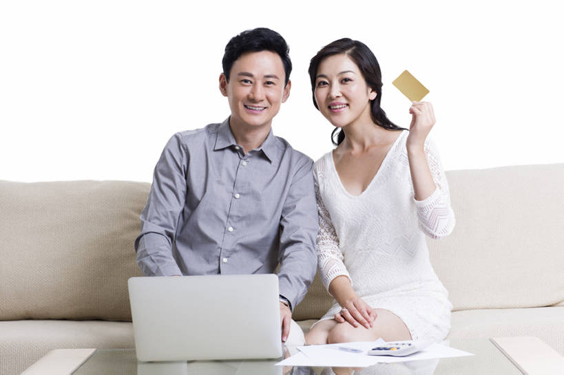 东方人,成年人,中年人,两个人,夫妻,丈夫,妻子,客厅,笑,微笑,露齿笑,横图,白色背景,正面,购物,快乐,幸福,计算器,信用卡,消费,笔记本电脑,互联网,技术,沙发,北京,中国,亚洲,敲打,握,并排,注视,休闲装,输入,打字,观察,看,亲密,握着,金融,投资,摄影,生活方式,观看,点击,敲击,网上购物,察看,便利,起居室,贵宾,购买,关注,金卡,肖像,出示,网上冲浪,网购,选购,贸易,东亚,血拼,无线电技术,按键,计算机,男人,男性,女人,女性,中年男性,中年女性,亚洲人,中国人,情侣,电子商务,坐着,彩图,影棚拍摄,欢乐,bj175