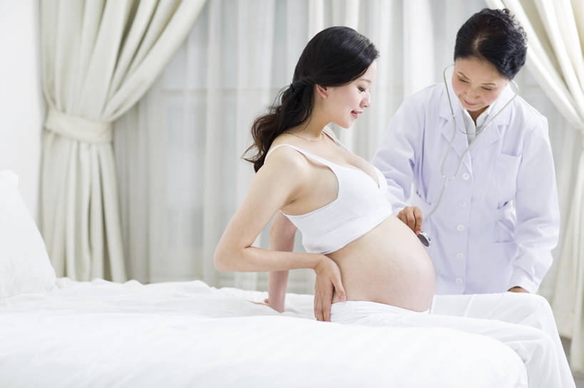 东方人,成年人,中年人,老年人,孕妇,腹部,两个人,医生,病人,医院,家,微笑,横图,室内,白天,侧面,工作服,制服,快乐,幸福,热情,技术,窗户,窗帘,床,卧室,北京,中国,亚洲,握,睡衣,正装,检查,背心,房屋,听,休闲装,手叉腰,白色,听诊器,医疗用品,医护人员,医疗人员,职业,健康,舒服,怀孕,亲密,服务,握着,人体,摄影,查看,技巧,保护,支撑,体检,医疗,专心,舒适,享乐,待产,病房,孕妇装,关爱,显现,手艺,医疗器械,听诊,妇产科,拜访,东亚,实验服,陪同,家庭医生,可靠,妊娠,准妈妈,工作制服,责任,技能,技艺,陪伴,开端,信任,老年女性,年轻女性,女人,女性,亚洲人,中国人,年轻人,腹,肚子,产妇,大夫,坐着,彩图,工作套服,欢乐,妙技,焦距,本领,体格检查,伴随,妇产科医生,bj175