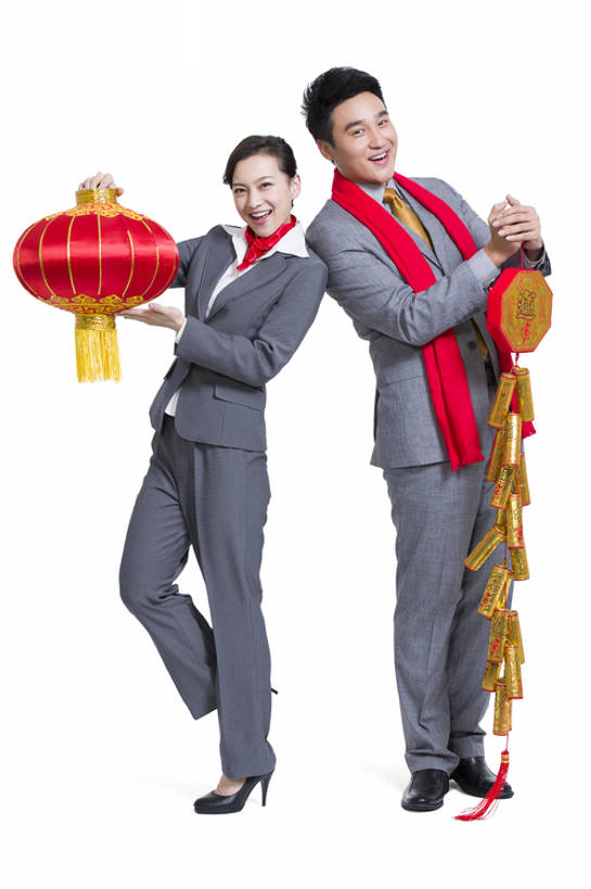 东方人,成年人,中年人,两个人,同事,商务人士,商务男性,商务女性,笑,微笑,露齿笑,竖图,留白,抠图,白色背景,正面,衬衫,西装,商务,快乐,满意,兴奋,幸福,运气,热情,骄傲,成功,合作,团队,集体,信心,技术,鞭炮,照明,北京,中国,春节,亚洲,握,套装,正装,风俗,节日,欢呼,庆祝,装饰,灯笼,丝巾,纸灯笼,领带,祝福,注视,传统,队伍,刺激,红色,焰火,围巾,灯具,观察,看,站着,职业,温暖,活力,精神,乐趣,亲密,背对背,握着,财富,摄影,围脖,观看,技巧,保暖,幽默,华丽,照亮,点缀,察看,领导,享乐,仪式,御寒,照明设备,成就,关注,中国文化,问候,肖像,出示,手艺,商务装,典礼,合伙,领袖,工薪阶层,东亚,作揖,陪同,一套,衬托,美观,雅致,雅观,元旦,制度,技能,技艺,陪伴,男人,男性,年轻女性,女人,女性,中年男性,亚洲人,中国人,年轻人,白领,上班族,彩图,全身,影棚拍摄,衬衣,欢乐,拜年,妙技,办公室职员,传统文化,本领,传统节日,伴随,bj175