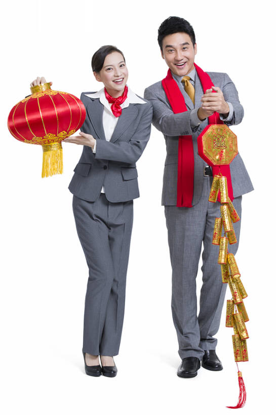 东方人,成年人,中年人,两个人,同事,商务人士,商务男性,商务女性,笑,微笑,露齿笑,竖图,留白,抠图,白色背景,正面,衬衫,西装,商务,快乐,满意,兴奋,幸福,运气,热情,骄傲,成功,合作,团队,集体,信心,技术,鞭炮,照明,北京,中国,春节,亚洲,握,套装,正装,风俗,节日,欢呼,庆祝,装饰,并排,灯笼,丝巾,纸灯笼,领带,祝福,注视,传统,队伍,刺激,红色,焰火,围巾,灯具,观察,看,站着,职业,温暖,活力,精神,乐趣,亲密,握着,财富,摄影,围脖,观看,技巧,保暖,幽默,华丽,照亮,点缀,察看,领导,享乐,仪式,御寒,照明设备,成就,关注,中国文化,问候,肖像,出示,手艺,商务装,典礼,合伙,领袖,工薪阶层,东亚,作揖,陪同,一套,衬托,美观,雅致,雅观,元旦,制度,技能,技艺,陪伴,男人,男性,年轻女性,女人,女性,中年男性,亚洲人,中国人,年轻人,白领,上班族,彩图,全身,影棚拍摄,衬衣,欢乐,拜年,妙技,办公室职员,传统文化,本领,传统节日,伴随,bj175