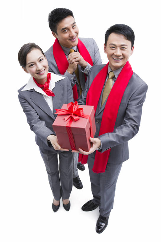 东方人,成年人,中年人,三个人,同事,商务人士,商务男性,商务女性,笑,微笑,露齿笑,竖图,留白,抠图,白色背景,正面,衬衫,西装,商务,快乐,满意,兴奋,幸福,运气,骄傲,成功,合作,团队,集体,信心,技术,袋子,礼物,北京,中国,春节,亚洲,握,套装,正装,风俗,节日,庆祝,装饰,包装袋,丝巾,纸袋,领带,注视,传统,队伍,刺激,盒子,红色,围巾,观察,看,站着,职业,温暖,活力,精神,亲密,握着,财富,摄影,礼品,围脖,观看,技巧,保暖,华丽,点缀,察看,领导,享乐,仪式,变形,御寒,成就,关注,中国文化,问候,肖像,礼品袋,出示,手艺,商务装,典礼,合伙,领袖,工薪阶层,东亚,作揖,陪同,一套,衬托,美观,雅致,雅观,元旦,制度,技能,技艺,陪伴,男人,男性,年轻女性,女人,女性,中年男性,亚洲人,中国人,白领,上班族,彩图,高角度拍摄,全身,影棚拍摄,衬衣,欢乐,拜年,妙技,给予,办公室职员,传统文化,本领,广角,传统节日,伴随,bj175