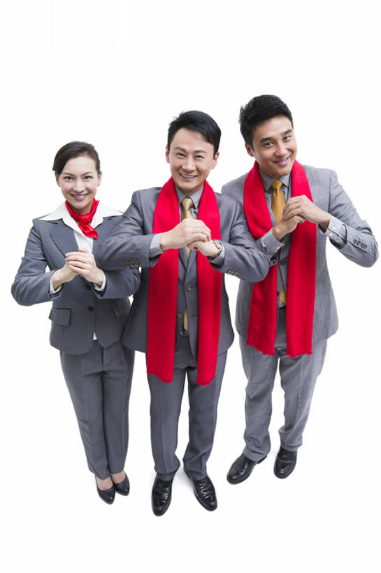 东方人,成年人,中年人,三个人,同事,商务人士,商务男性,商务女性,笑,微笑,露齿笑,竖图,留白,抠图,白色背景,正面,衬衫,西装,商务,快乐,满意,兴奋,幸福,运气,骄傲,成功,合作,团队,集体,信心,技术,北京,中国,春节,亚洲,套装,正装,风俗,节日,庆祝,装饰,并排,丝巾,领带,注视,传统,队伍,刺激,红色,围巾,观察,看,手势,站着,职业,温暖,活力,精神,亲密,财富,摄影,围脖,观看,技巧,保暖,礼节,华丽,点缀,察看,领导,享乐,仪式,变形,御寒,成就,关注,中国文化,问候,肖像,手艺,商务装,典礼,合伙,领袖,工薪阶层,东亚,作揖,陪同,一套,衬托,美观,雅致,雅观,元旦,制度,技能,技艺,陪伴,男人,男性,年轻女性,女人,女性,中年男性,亚洲人,中国人,白领,上班族,彩图,高角度拍摄,全身,影棚拍摄,衬衣,欢乐,拜年,妙技,办公室职员,打手势,传统文化,本领,广角,传统节日,伴随,bj175