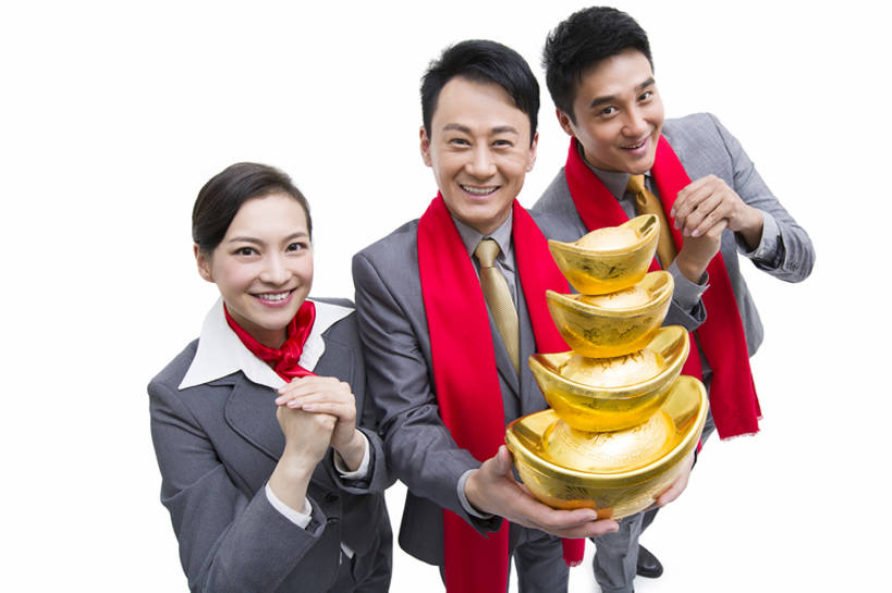 东方人,成年人,中年人,三个人,同事,商务人士,商务男性,商务女性,笑,微笑,露齿笑,横图,留白,抠图,白色背景,正面,衬衫,西装,商务,快乐,满意,兴奋,幸福,运气,骄傲,成功,合作,团队,集体,信心,技术,北京,中国,春节,亚洲,握,堆叠,套装,正装,风俗,节日,丰富,庆祝,装饰,丝巾,领带,注视,传统,队伍,刺激,红色,围巾,观察,看,站着,职业,温暖,活力,精神,亲密,握着,财富,摄影,金元宝,围脖,观看,技巧,保暖,华丽,点缀,察看,领导,享乐,仪式,变形,御寒,成就,关注,中国文化,问候,肖像,出示,手艺,商务装,典礼,合伙,领袖,工薪阶层,东亚,作揖,陪同,一套,衬托,美观,雅致,雅观,元旦,制度,技能,技艺,陪伴,男人,男性,年轻女性,女人,女性,中年男性,亚洲人,中国人,白领,上班族,彩图,高角度拍摄,影棚拍摄,衬衣,欢乐,拜年,妙技,给予,金子,办公室职员,传统文化,本领,广角,传统节日,伴随,bj175