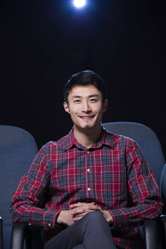 东方人,成年人,一个人,笑,微笑,露齿笑,竖图,室内,留白,正面,快乐