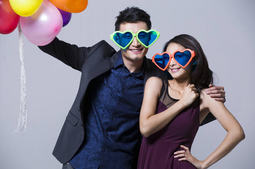 东方人,成年人,两个人,笑,微笑,露齿笑,横图,彩色,正面,衬衫,裙子,爱情,聚会,奢侈,时尚,快乐,兴奋,友谊,幸福,北京,中国,狂欢节,亚洲,握,灰色背景,欢呼,庆祝,鲜艳,眼镜,缎带,豪华,浪漫,注视,晚会,手叉腰,刺激,气球,太阳镜,观察,看,站着,休闲,温暖,温馨,恩爱,个性,活力,夸张,乐趣,亲密,搭,握着,恋人,摄影,巨大,庞大,生活方式,道具,观看,五颜六色,幽默,华丽,色彩斑斓,和睦,察看,酷,享乐,搭着,关注,肖像,五彩缤纷,东亚,陪同,五彩斑斓,富丽,华美,宏大,硕大,伟大,陪伴,五光十色,无忧无虑,男人,男性,年轻男性,年轻女性,女人,女性,亚洲人,中国人,年轻人,心型,情侣,休闲活动,半身,彩图,影棚拍摄,装扮,欢乐,伴侣,融洽,华侈,奢华,开领,态度,伴随,bj175