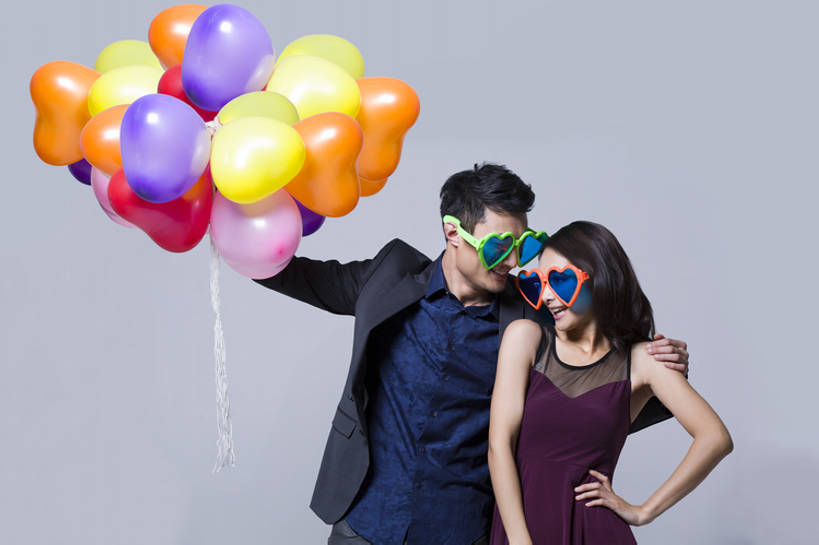 东方人,成年人,两个人,笑,微笑,露齿笑,横图,彩色,正面,衬衫,裙子,爱情,聚会,奢侈,时尚,快乐,兴奋,友谊,幸福,北京,中国,狂欢节,亚洲,握,灰色背景,欢呼,庆祝,鲜艳,眼镜,缎带,豪华,浪漫,晚会,手叉腰,刺激,气球,太阳镜,站着,休闲,温暖,温馨,恩爱,个性,活力,夸张,乐趣,亲密,搭,握着,恋人,摄影,巨大,庞大,生活方式,道具,五颜六色,幽默,华丽,色彩斑斓,和睦,酷,享乐,搭着,肖像,五彩缤纷,东亚,陪同,五彩斑斓,富丽,华美,宏大,硕大,伟大,陪伴,五光十色,无忧无虑,男人,男性,年轻男性,年轻女性,女人,女性,亚洲人,中国人,年轻人,心型,情侣,休闲活动,半身,彩图,影棚拍摄,装扮,爱,欢乐,伴侣,融洽,华侈,奢华,开领,态度,伴随,bj175