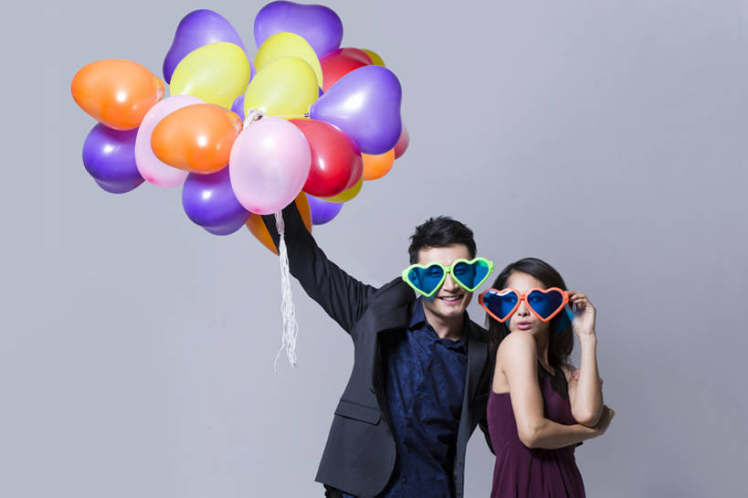 东方人,成年人,两个人,笑,微笑,露齿笑,横图,彩色,正面,衬衫,裙子,爱情,聚会,奢侈,时尚,快乐,兴奋,友谊,幸福,北京,中国,狂欢节,亚洲,握,灰色背景,欢呼,庆祝,鲜艳,眼镜,缎带,豪华,浪漫,注视,晚会,刺激,气球,太阳镜,观察,看,站着,休闲,温暖,温馨,恩爱,个性,活力,夸张,乐趣,亲密,握着,恋人,摄影,巨大,庞大,生活方式,道具,观看,五颜六色,幽默,华丽,色彩斑斓,和睦,察看,酷,享乐,关注,肖像,五彩缤纷,东亚,陪同,五彩斑斓,富丽,华美,宏大,硕大,伟大,陪伴,五光十色,无忧无虑,男人,男性,年轻男性,年轻女性,女人,女性,亚洲人,中国人,年轻人,心型,情侣,休闲活动,半身,彩图,影棚拍摄,装扮,欢乐,伴侣,融洽,华侈,奢华,开领,态度,伴随,bj175