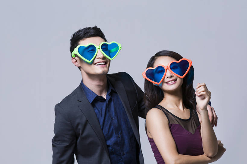 东方人,成年人,两个人,笑,微笑,露齿笑,横图,正面,衬衫,裙子,爱情,聚会,奢侈,时尚,快乐,兴奋,友谊,幸福,北京,中国,狂欢节,亚洲,灰色背景,欢呼,庆祝,鲜艳,眼镜,豪华,浪漫,注视,晚会,刺激,太阳镜,观察,看,站着,休闲,温暖,温馨,恩爱,个性,活力,夸张,乐趣,亲密,搭,恋人,摄影,巨大,庞大,生活方式,道具,观看,幽默,华丽,和睦,察看,酷,享乐,搭着,关注,肖像,东亚,陪同,富丽,华美,宏大,硕大,伟大,陪伴,无忧无虑,男人,男性,年轻男性,年轻女性,女人,女性,亚洲人,中国人,年轻人,心型,情侣,休闲活动,半身,彩图,影棚拍摄,装扮,欢乐,伴侣,融洽,华侈,奢华,开领,态度,伴随,bj175