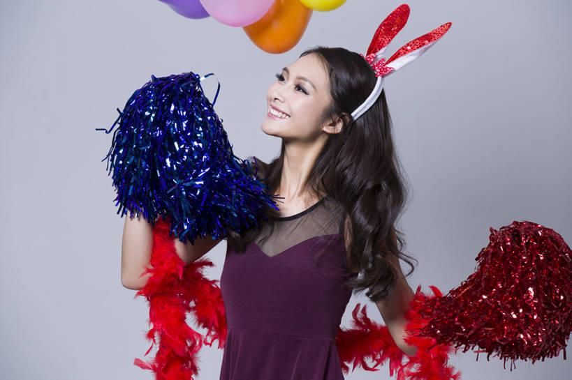 东方人,成年人,一个人,笑,微笑,露齿笑,横图,彩色,正面,裙子,聚会,奢侈,时尚,快乐,兴奋,幸福,北京,中国,狂欢节,亚洲,仅一个年轻女性,仅一个女性,仅一个人,握,灰色背景,欢呼,庆祝,鲜艳,豪华,晚会,刺激,发饰,气球,站着,休闲,个性,活力,乐趣,握着,摄影,生活方式,道具,五颜六色,幽默,华丽,色彩斑斓,酷,享乐,肖像,五彩缤纷,东亚,五彩斑斓,富丽,华美,五光十色,无忧无虑,年轻女性,女人,女性,亚洲人,中国人,年轻人,休闲活动,半身,彩图,影棚拍摄,装扮,欢乐,华侈,奢华,态度,bj175