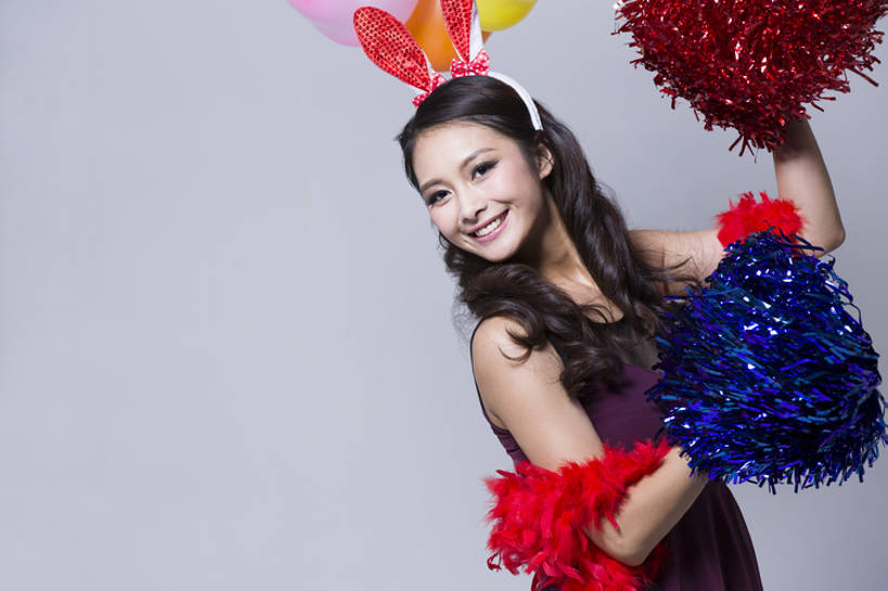 东方人,成年人,一个人,举,笑,微笑,露齿笑,横图,彩色,正面,裙子,聚会,奢侈,时尚,快乐,兴奋,幸福,北京,中国,狂欢节,亚洲,仅一个年轻女性,仅一个女性,仅一个人,握,灰色背景,欢呼,庆祝,鲜艳,豪华,注视,晚会,刺激,发饰,气球,观察,看,站着,休闲,个性,活力,乐趣,握着,摄影,生活方式,道具,观看,五颜六色,幽默,华丽,色彩斑斓,察看,酷,享乐,关注,肖像,五彩缤纷,东亚,五彩斑斓,富丽,华美,五光十色,无忧无虑,年轻女性,女人,女性,亚洲人,中国人,年轻人,休闲活动,半身,彩图,影棚拍摄,装扮,欢乐,华侈,奢华,态度,bj175