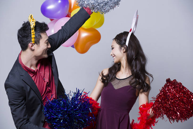 东方人,成年人,两个人,举,笑,微笑,露齿笑,横图,彩色,侧面,衬衫,裙子,爱情,聚会,奢侈,时尚,快乐,兴奋,友谊,幸福,北京,中国,狂欢节,亚洲,握,灰色背景,欢呼,庆祝,鲜艳,缎带,豪华,浪漫,晚会,刺激,发饰,气球,站着,休闲,温暖,温馨,面对面,恩爱,个性,活力,乐趣,亲密,握着,恋人,摄影,生活方式,道具,五颜六色,幽默,华丽,色彩斑斓,和睦,酷,享乐,肖像,五彩缤纷,东亚,陪同,五彩斑斓,富丽,华美,陪伴,五光十色,无忧无虑,男人,男性,年轻男性,年轻女性,女人,女性,亚洲人,中国人,年轻人,情侣,休闲活动,半身,彩图,影棚拍摄,装扮,欢乐,舞蹈,伴侣,融洽,华侈,奢华,开领,态度,伴随,bj175