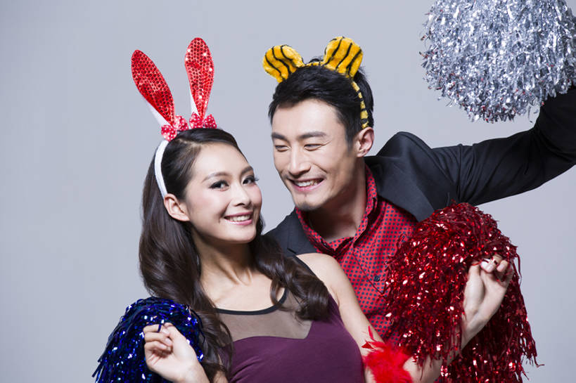 东方人,成年人,两个人,举,笑,微笑,露齿笑,横图,彩色,正面,衬衫,裙子,爱情,聚会,奢侈,时尚,快乐,兴奋,友谊,幸福,北京,中国,狂欢节,亚洲,握,灰色背景,欢呼,庆祝,鲜艳,缎带,豪华,浪漫,注视,晚会,刺激,发饰,观察,看,站着,休闲,温暖,温馨,恩爱,个性,活力,乐趣,亲密,握着,恋人,摄影,生活方式,道具,观看,五颜六色,幽默,华丽,色彩斑斓,和睦,察看,酷,享乐,关注,肖像,五彩缤纷,东亚,陪同,五彩斑斓,富丽,华美,陪伴,五光十色,无忧无虑,男人,男性,年轻男性,年轻女性,女人,女性,亚洲人,中国人,年轻人,情侣,休闲活动,半身,彩图,影棚拍摄,装扮,欢乐,伴侣,融洽,华侈,奢华,开领,态度,伴随,bj175