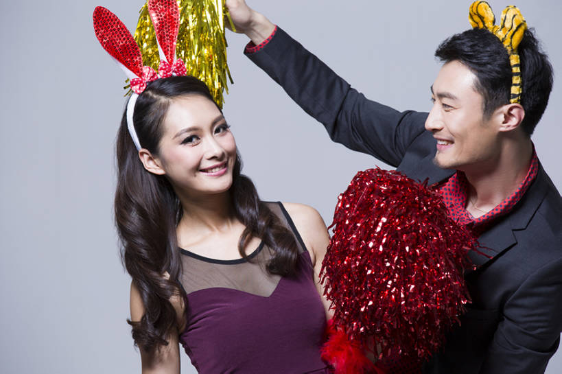 东方人,成年人,两个人,举,笑,微笑,露齿笑,横图,彩色,正面,衬衫,裙子,爱情,聚会,奢侈,时尚,快乐,兴奋,友谊,幸福,北京,中国,狂欢节,亚洲,握,灰色背景,欢呼,庆祝,鲜艳,缎带,豪华,浪漫,注视,晚会,刺激,发饰,观察,看,站着,休闲,温暖,温馨,恩爱,个性,活力,乐趣,亲密,握着,恋人,摄影,生活方式,道具,观看,五颜六色,幽默,华丽,色彩斑斓,和睦,察看,酷,享乐,关注,肖像,五彩缤纷,东亚,陪同,五彩斑斓,富丽,华美,陪伴,五光十色,无忧无虑,男人,男性,年轻男性,年轻女性,女人,女性,亚洲人,中国人,年轻人,情侣,休闲活动,半身,彩图,影棚拍摄,装扮,欢乐,伴侣,融洽,华侈,奢华,开领,态度,伴随,bj175