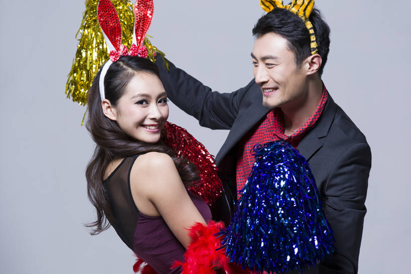 东方人,成年人,两个人,举,笑,微笑,露齿笑,横图,彩色,侧面,衬衫,裙子,爱情,聚会,奢侈,时尚,快乐,兴奋,友谊,幸福,北京,中国,狂欢节,亚洲,握,灰色背景,欢呼,庆祝,鲜艳,缎带,豪华,浪漫,注视,晚会,刺激,发饰,观察,看,站着,休闲,温暖,温馨,恩爱,个性,活力,乐趣,亲密,握着,恋人,摄影,生活方式,道具,观看,五颜六色,幽默,华丽,色彩斑斓,和睦,察看,酷,享乐,关注,肖像,五彩缤纷,东亚,陪同,五彩斑斓,富丽,华美,陪伴,五光十色,无忧无虑,男人,男性,年轻男性,年轻女性,女人,女性,亚洲人,中国人,年轻人,情侣,休闲活动,半身,彩图,影棚拍摄,装扮,欢乐,伴侣,融洽,华侈,奢华,开领,态度,伴随,bj175