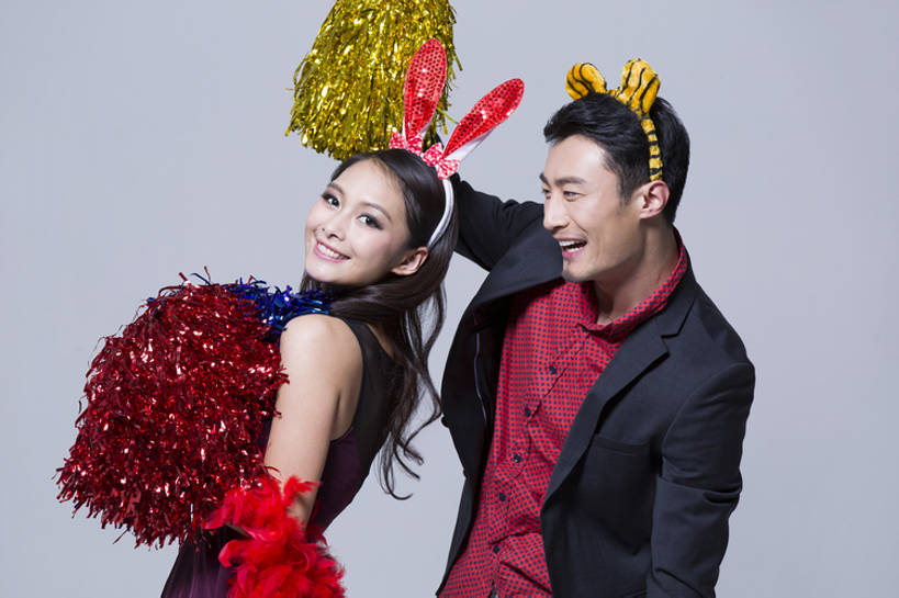 东方人,成年人,两个人,举,笑,微笑,露齿笑,横图,彩色,侧面,衬衫,裙子,爱情,聚会,奢侈,时尚,快乐,兴奋,友谊,幸福,北京,中国,狂欢节,亚洲,握,灰色背景,欢呼,庆祝,鲜艳,缎带,豪华,浪漫,注视,晚会,刺激,发饰,观察,看,站着,休闲,温暖,温馨,恩爱,个性,活力,乐趣,亲密,握着,恋人,摄影,生活方式,道具,观看,五颜六色,幽默,华丽,色彩斑斓,和睦,察看,酷,享乐,关注,肖像,五彩缤纷,东亚,陪同,五彩斑斓,富丽,华美,陪伴,五光十色,无忧无虑,男人,男性,年轻男性,年轻女性,女人,女性,亚洲人,中国人,年轻人,情侣,休闲活动,半身,彩图,影棚拍摄,装扮,欢乐,舞蹈,伴侣,融洽,华侈,奢华,开领,态度,伴随,bj175