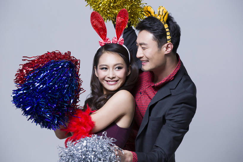 东方人,成年人,两个人,举,笑,微笑,露齿笑,横图,彩色,正面,衬衫,裙子,爱情,聚会,奢侈,时尚,快乐,兴奋,友谊,幸福,北京,中国,狂欢节,亚洲,握,灰色背景,欢呼,庆祝,鲜艳,缎带,豪华,浪漫,晚会,刺激,发饰,站着,休闲,温暖,温馨,恩爱,个性,活力,乐趣,亲密,握着,恋人,摄影,生活方式,道具,五颜六色,幽默,华丽,色彩斑斓,和睦,酷,享乐,肖像,五彩缤纷,东亚,陪同,五彩斑斓,富丽,华美,陪伴,五光十色,无忧无虑,男人,男性,年轻男性,年轻女性,女人,女性,亚洲人,中国人,年轻人,情侣,休闲活动,半身,彩图,影棚拍摄,装扮,欢乐,舞蹈,伴侣,融洽,华侈,奢华,开领,态度,伴随,bj175