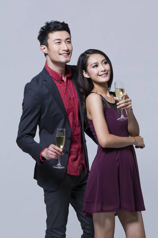 东方人,成年人,两个人,笑,微笑,露齿笑,竖图,正面,衬衫,裙子,爱情,聚会,奢侈,时尚,快乐,友谊,幸福,北京,中国,亚洲,喝,握,灰色背景,欢呼,庆祝,酒类,豪华,浪漫,晚会,饮料,香槟,站着,休闲,温暖,温馨,恩爱,个性,活力,乐趣,亲密,握着,恋人,摄影,生活方式,华丽,和睦,酷,享乐,肖像,香槟杯,东亚,陪同,富丽,华美,陪伴,无忧无虑,男人,男性,年轻男性,年轻女性,女人,女性,亚洲人,中国人,年轻人,情侣,休闲活动,彩图,影棚拍摄,欢乐,伴侣,融洽,华侈,奢华,开领,伴随,bj175