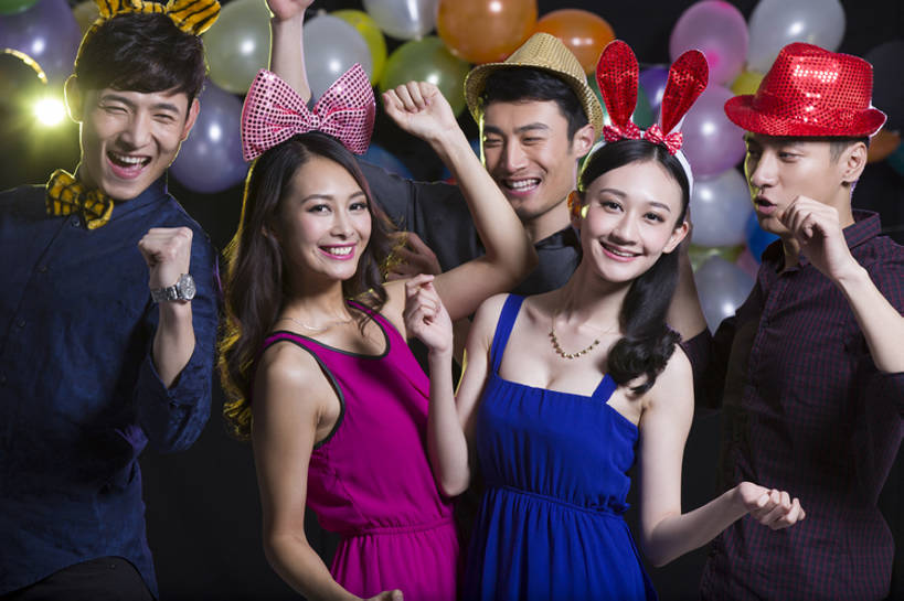 东方人,成年人,中年人,笑,微笑,露齿笑,横图,彩色,正面,聚会,奢侈,时尚,夜生活,快乐,兴奋,友谊,幸福,热情,北京,中国,狂欢节,亚洲,五个人,黑色背景,欢呼,庆祝,豪华,注视,休闲装,晚会,现代,刺激,发饰,气球,观察,看,站着,个性,活力,乐趣,俱乐部,摄影,生活方式,道具,观看,五颜六色,华丽,色彩斑斓,察看,关注,五彩缤纷,舞池,东亚,陪同,五彩斑斓,富丽,华美,陪伴,五光十色,男人,男性,年轻男性,年轻女性,女人,女性,中年男性,亚洲人,中国人,年轻人,半身,彩图,影棚拍摄,欢乐,舞蹈,华侈,奢华,伴随,bj175