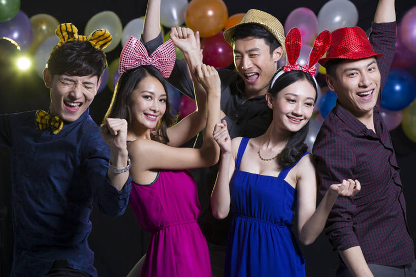 东方人,成年人,中年人,笑,微笑,露齿笑,横图,彩色,侧面,聚会,奢侈,时尚,夜生活,快乐,兴奋,友谊,幸福,热情,北京,中国,狂欢节,亚洲,五个人,黑色背景,欢呼,庆祝,豪华,注视,休闲装,晚会,现代,刺激,发饰,气球,观察,看,站着,面对面,个性,活力,乐趣,俱乐部,摄影,生活方式,道具,观看,五颜六色,华丽,色彩斑斓,察看,关注,五彩缤纷,舞池,东亚,陪同,五彩斑斓,富丽,华美,陪伴,五光十色,男人,男性,年轻男性,年轻女性,女人,女性,中年男性,亚洲人,中国人,年轻人,半身,彩图,影棚拍摄,欢乐,舞蹈,华侈,奢华,伴随,bj175