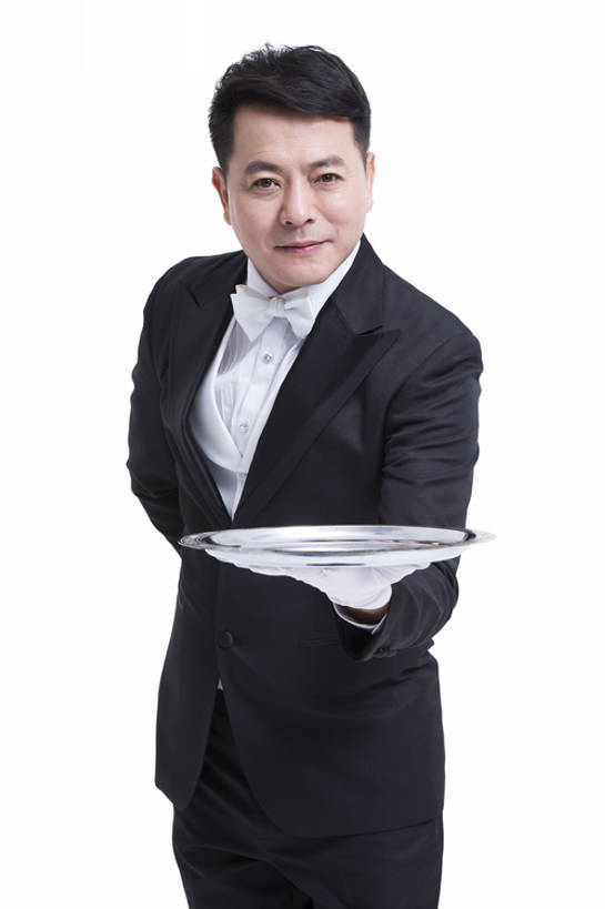 东方人,成年人,中年人,老年人,一个人,服务员,管家,微笑,竖图,留白,抠图,白色背景,正面,西装,快乐,幸福,热情,北京,中国,亚洲,仅一个男性,仅一个人,仅一个中年男性,握,套装,服装,正装,领结,餐盘,注视,手套,观察,看,站着,服务,握着,摄影,观看,鞠躬,礼节,严肃,察看,享乐,神圣,关注,肖像,东亚,欧洲文化,背手,燕尾服,一套,仆人,认真,老年男性,男人,男性,中年男性,亚洲人,中国人,服务生,侍者,彩图,影棚拍摄,礼服,欢乐,传统文化,男仆,客房服务,bj175