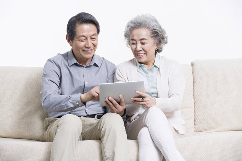 东方人,成年人,老年人,两个人,丈夫,妻子,家,客厅,笑,微笑,露齿笑,横图,正面,快乐,幸福,电脑,笔记本电脑,技术,沙发,北京,中国,亚洲,握,网络,触摸屏,玩,休闲装,通讯设备,休闲,放松,乐趣,握着,摄影,生活方式,退休,便利,无线,起居室,享乐,通信设备,无线网络,无线上网,便携式电脑,平板电脑,东亚,陪同,无线电技术,陪伴,手提电脑,老年男性,老年女性,男人,男性,女人,女性,亚洲人,中国人,情侣,休闲活动,坐着,彩图,欢乐,人老心不老,伴随,bj175