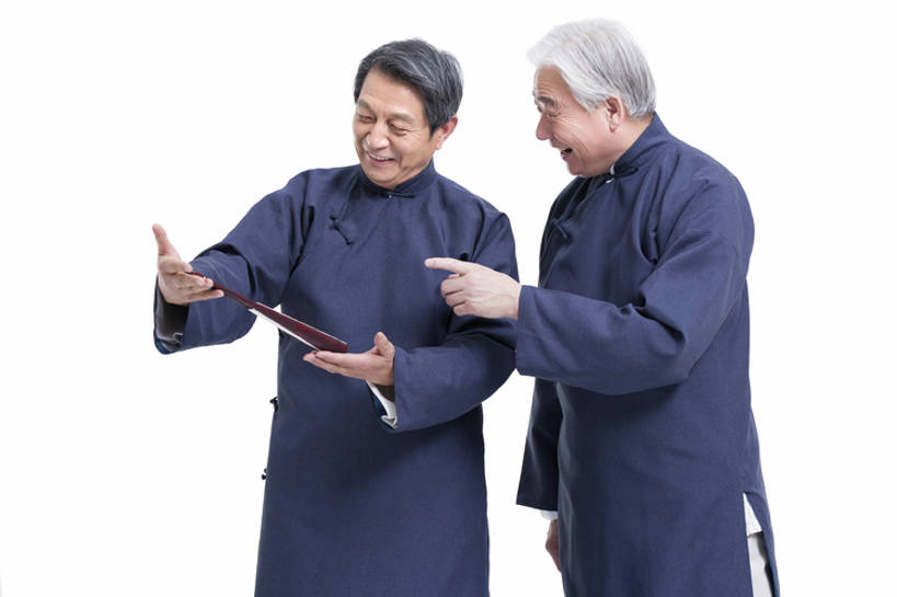 东方人,成年人,老年人,一个人,两个人,笑,微笑,露齿笑,横图,留白,抠图,白色背景,正面,快乐,幸福,复古,北京,中国,亚洲,仅一个男性,仅一个人,表演,握,长袍,折扇,古典,年轻,娱乐,表演者,传统,刺激,扮演,站着,仅一个老年男性,活力,乐趣,亲密,握着,摄影,生活方式,幽默,演出,指着,享乐,中国文化,出示,古典风格,东亚,远古,陪同,陪伴,老年男性,男人,男性,亚洲人,中国人,沟通,说话,半身,彩图,影棚拍摄,传统服装,装扮,欢乐,喜剧演员,传统文化,人老心不老,伴随,相声,bj175