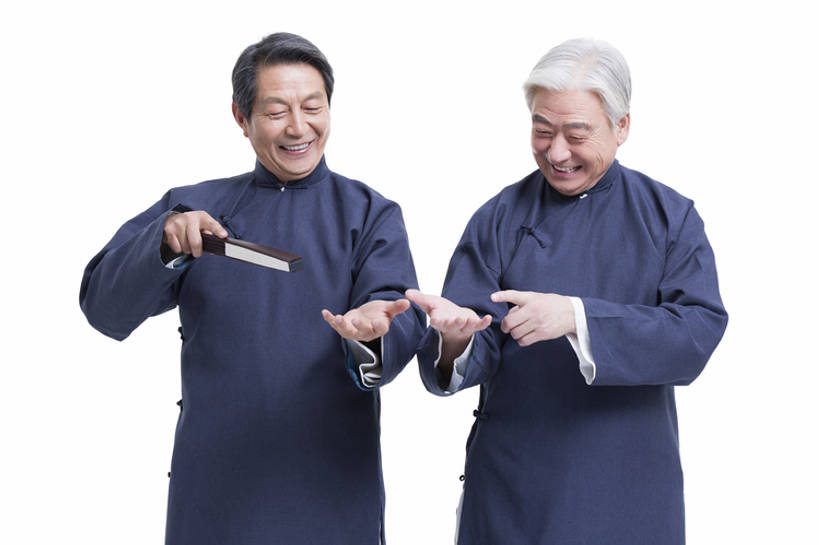 东方人,成年人,老年人,一个人,两个人,笑,微笑,露齿笑,横图,留白,抠图,白色背景,正面,快乐,兴奋,幸福,复古,北京,中国,亚洲,仅一个男性,仅一个人,表演,握,长袍,折扇,古典,年轻,娱乐,表演者,传统,刺激,扮演,站着,仅一个老年男性,活力,乐趣,亲密,握着,摄影,生活方式,幽默,演出,指着,享乐,中国文化,出示,古典风格,东亚,远古,陪同,陪伴,老年男性,男人,男性,亚洲人,中国人,说话,半身,彩图,影棚拍摄,传统服装,装扮,欢乐,喜剧演员,传统文化,人老心不老,伴随,相声,bj175