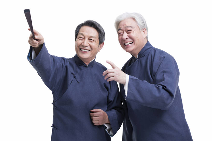 东方人,成年人,老年人,一个人,两个人,笑,微笑,露齿笑,横图,留白,抠图,白色背景,正面,快乐,兴奋,幸福,复古,北京,中国,亚洲,仅一个男性,仅一个人,表演,握,长袍,折扇,古典,年轻,注视,娱乐,表演者,传统,刺激,扮演,观察,看,站着,仅一个老年男性,活力,乐趣,亲密,握着,摄影,生活方式,观看,惊奇,幽默,察看,演出,指着,享乐,关注,中国文化,古典风格,东亚,远古,陪同,陪伴,老年男性,男人,男性,亚洲人,中国人,沟通,说话,半身,彩图,影棚拍摄,传统服装,装扮,欢乐,喜剧演员,传统文化,人老心不老,伴随,相声,bj175