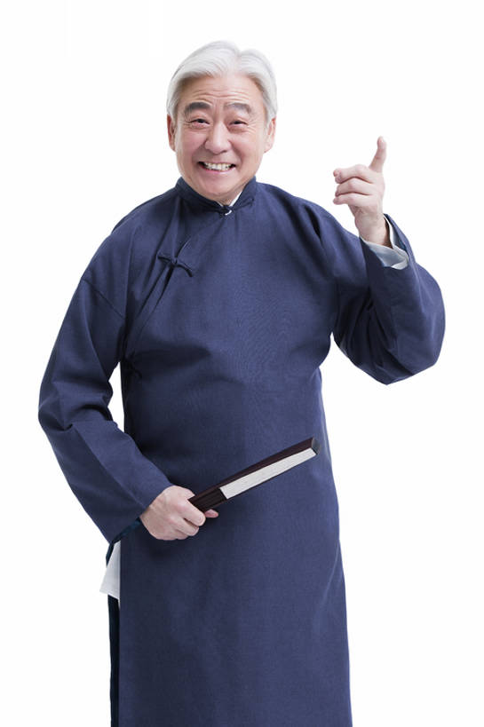 东方人,成年人,老年人,一个人,笑,说,微笑,露齿笑,竖图,留白,抠图,白色背景,正面,快乐,幸福,复古,北京,中国,亚洲,仅一个男性,仅一个人,表演,握,长袍,折扇,古典,年轻,注视,娱乐,表演者,传统,扮演,观察,看,手势,站着,仅一个老年男性,活力,乐趣,握着,摄影,生活方式,观看,幽默,察看,演出,享乐,关注,中国文化,肖像,古典风格,东亚,远古,老年男性,男人,男性,亚洲人,中国人,讲话,说话,彩图,影棚拍摄,传统服装,装扮,欢乐,喜剧演员,打手势,传统文化,人老心不老,相声,bj175
