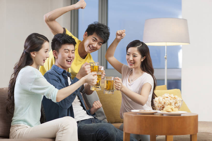 点心,啤酒,东方人,成年人,四个人,家庭,丈夫,妻子,家,客厅,举,笑,吃,横图,室内,白天,正面,爱情,锻炼,时尚,快乐,满意,欣喜若狂,兴奋,自由,友谊,幸福,热情,分享,成功,比赛,运动,竞争,窗户,沙发,电视,北京,中国,亚洲,一排,喝,连接,握,欢呼,庆祝,整齐,房屋,公寓,食品,甜点,甜品,酒类,饮品,浪漫,注视,休闲装,娱乐,现代,小吃,饮食,球迷,刺激,食物,糕点,饮料,排列,啤酒杯,甜食,观察,看,托,休闲,舒服,温暖,温馨,表情,一家人,爆米花,恩爱,放松,活力,亲密,举杯,握着,约会,恋人,摄影,生活方式,观看,支撑,和睦,察看,起居室,舒适,住房,享乐,体育运动,队列,关注,可口,彩电,房地产,爱好,世界杯,东亚,陪同,爱国主义,软垫,彩色电视机,显像管屏,显像管屏幕,适口,陪伴,获胜,体育,足球运动,男人,男性,年轻男性,年轻女性,女人,女性,亚洲人,中国人,年轻人,情侣,电视机,休闲活动,举起,举手,举着,向上举,向上伸,向上托,坐着,彩图,健身,欢乐,伴侣,融洽,摆拍,伴随,bj175