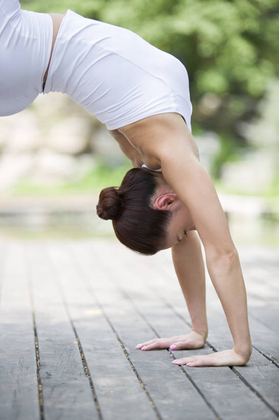 东方人,成年人,手,两个人,竖图,室外,白天,侧面,爱情,锻炼,快乐,自由,幸福,北京,中国,亚洲,仅一个年轻女性,仅一个女性,仅一个人,伸展,弯腰,背心,浪漫,注视,休闲装,自然,夏天,观察,看,手势,休闲,健康,思考,温暖,温馨,禅,恩爱,放松,活力,平衡,沉思,舒展,恋人,瑜珈,摄影,生活方式,观看,宁静,支撑,协调,动作,和睦,控制,察看,专心,下腰,颠倒,高雅,优美,享乐,简单,关注,发髻,弹性,东亚,柔和,四肢,灵性,技能,无忧无虑,年轻女性,女人,女性,亚洲人,中国人,年轻人,手臂,情侣,休闲活动,张开手臂,半身,彩图,欢乐,伴侣,和蔼,融洽,打手势,摆拍,双人瑜伽,bj175