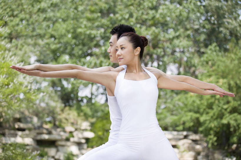 东方人,成年人,手,两个人,握手,横图,室外,白天,正面,爱情,锻炼,快乐,自由,幸福,北京,中国,亚洲,伸展,背心,浪漫,休闲装,树,自然,夏天,靠,靠着,手势,站着,休闲,健康,温暖,温馨,禅,恩爱,放松,活力,平衡,亲密,背对背,舒展,恋人,瑜珈,摄影,生活方式,宁静,协调,动作,和睦,控制,专心,高雅,优美,享乐,简单,清新,发髻,弹性,东亚,陪同,柔和,四肢,灵性,陪伴,无忧无虑,男人,男性,年轻男性,年轻女性,女人,女性,亚洲人,中国人,年轻人,手臂,情侣,休闲活动,搀手,拉手,手拉手,手握手,张开手臂,彩图,欢乐,伴侣,和蔼,融洽,打手势,摆拍,伴随,双人瑜伽,bj175