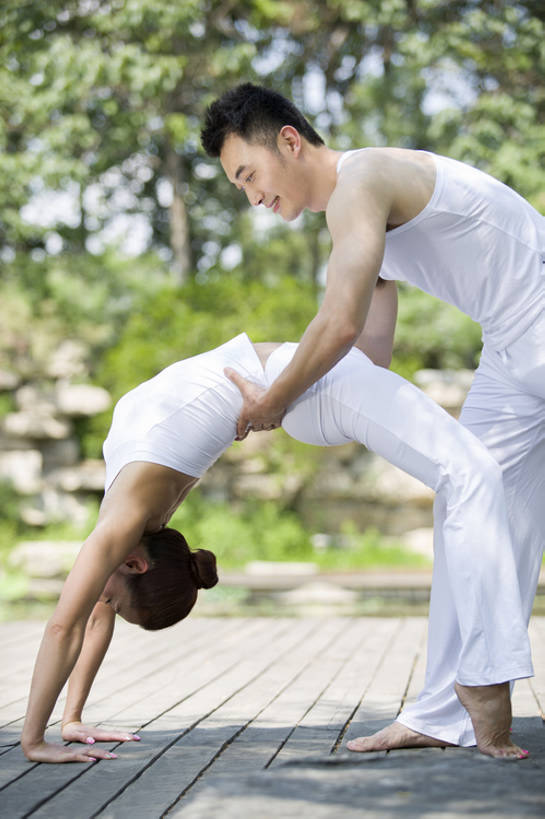 东方人,成年人,两个人,举,微笑,竖图,室外,白天,正面,爱情,锻炼,快乐,自由,幸福,团队,北京,日光,中国,亚洲,伸展,弯腰,握,背心,浪漫,俯身,休闲装,树,自然,夏天,教,手势,站着,教练,休闲,健康,温暖,温馨,禅,恩爱,放松,活力,平衡,亲密,舒展,握着,恋人,瑜珈,摄影,生活方式,宁静,支撑,协调,动作,和睦,控制,下腰,颠倒,高雅,优美,享乐,简单,清新,求助,弹性,东亚,陪同,柔和,四肢,灵性,技能,陪伴,无忧无虑,男人,男性,年轻男性,年轻女性,女人,女性,亚洲人,中国人,年轻人,手臂,情侣,休闲活动,触摸,张开手臂,彩图,欢乐,教练员,教练者,伴侣,和蔼,融洽,打手势,摆拍,伴随,双人瑜伽,bj175