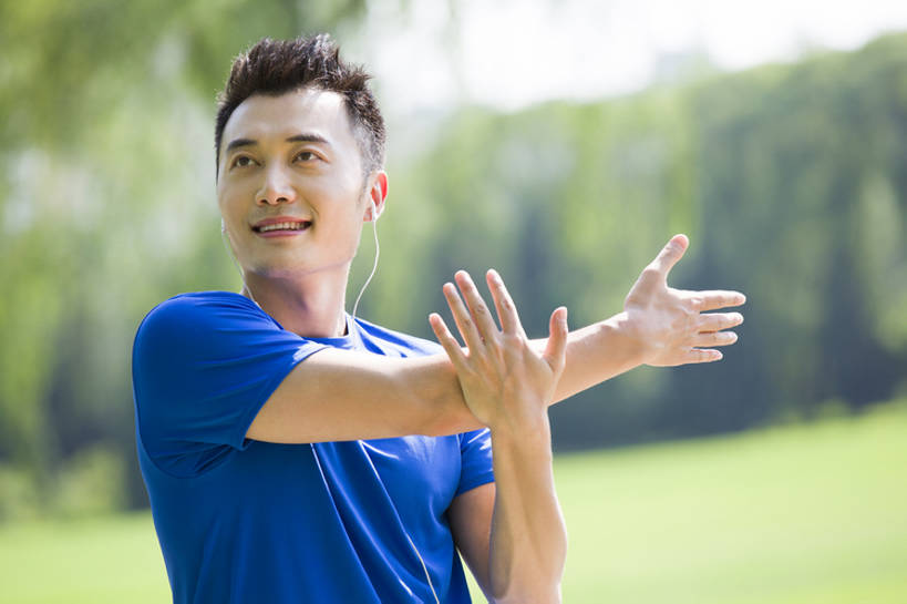 东方人,成年人,一个人,公园,笑,微笑,露齿笑,横图,室外,白天,正面,运动服,锻炼,时尚,快乐,自由,幸福,运动,北京,日光,中国,亚洲,仅一个男性,仅一个人,伸展,准备,服装,耳塞,音乐,听,草,树,仅一个年轻男性,衣服,绿色,自然,耳麦,夏天,站着,休闲,健康,放松,活力,舒展,摄影,服饰,生活方式,动作,享乐,衣着,早晨,穿着,热身,努力,爱好,户外活动,MP3播放器,弹性,东亚,柔和,四肢,衣饰,无忧无虑,男人,男性,年轻男性,亚洲人,中国人,年轻人,手臂,休闲活动,张开手臂,半身,彩图,欢乐,运动装,例行公事,bj175