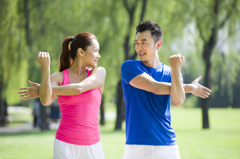 东方人,成年人,两个人,丈夫,妻子,公园,笑,微笑,露齿笑,横图,室外,白天,正面,运动服,爱情,锻炼,时尚,快乐,自由,幸福,运动,北京,日光,中国,亚洲,伸展,准备,阴影,服装,背心,浪漫,草,树,衣服,绿色,自然,夏天,站着,休闲,健康,温暖,温馨,面对面,恩爱,放松,活力,亲密,舒展,恋人,摄影,服饰,生活方式,动作,和睦,享乐,衣着,早晨,穿着,热身,努力,爱好,户外活动,弹性,东亚,陪同,柔和,四肢,衣饰,陪伴,无忧无虑,男人,男性,年轻男性,年轻女性,女人,女性,亚洲人,中国人,年轻人,手臂,情侣,休闲活动,张开手臂,彩图,欢乐,伴侣,融洽,运动装,例行公事,伴随,bj175