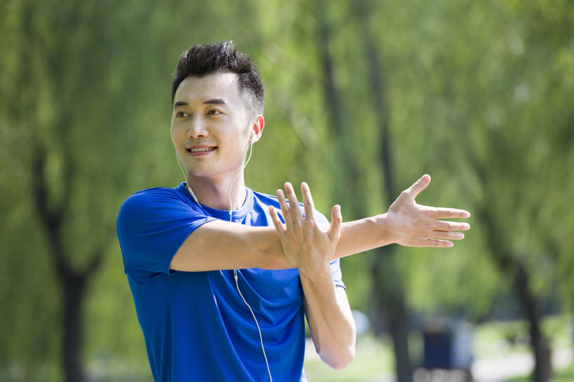 东方人,成年人,一个人,公园,笑,微笑,露齿笑,横图,室外,白天,正面,运动服,锻炼,时尚,快乐,自由,幸福,运动,北京,日光,中国,亚洲,仅一个男性,仅一个人,伸展,准备,服装,耳塞,音乐,听,草,树,仅一个年轻男性,衣服,绿色,自然,耳麦,夏天,站着,休闲,健康,放松,活力,舒展,摄影,服饰,生活方式,动作,享乐,衣着,早晨,穿着,热身,努力,爱好,户外活动,MP3播放器,弹性,东亚,柔和,四肢,衣饰,无忧无虑,男人,男性,年轻男性,亚洲人,中国人,年轻人,手臂,休闲活动,张开手臂,半身,彩图,欢乐,运动装,例行公事,bj175