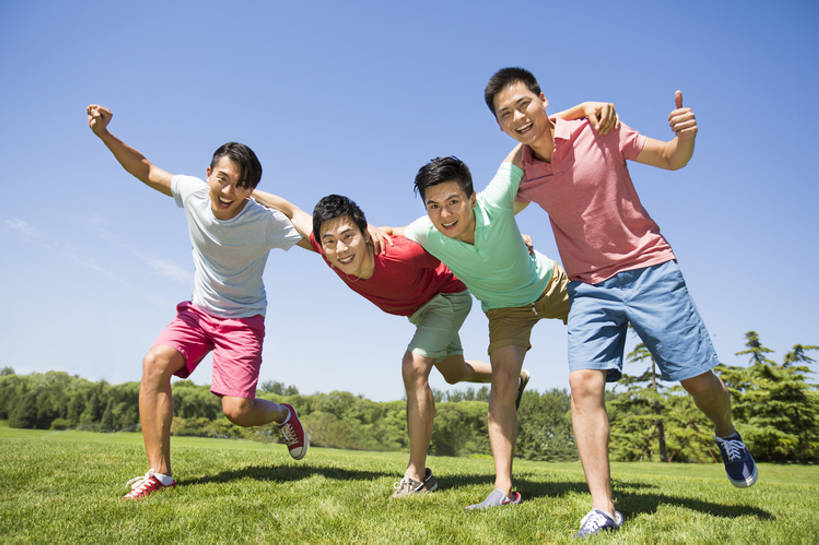 东方人,成年人,四个人,学生,公园,跑,举,笑,微笑,露齿笑,横图,室外,白天,留白,侧面,旅游,度假,时尚,快乐,兴奋,自由,友谊,幸福,智慧,热情,草地,草坪,美景,北京,中国,亚洲,一排,突出,短裤,欢呼,整齐,并排,景观,玩,T恤,注视,休闲装,娱乐,称赞,表扬,刺激,草,排列,蓝色,绿色,蓝天,天空,自然,绿地,夏天,观察,看,手势,托,张嘴,享受,休闲,健康,短袖,景色,放松,活力,乐趣,亲密,竖,搭,摄影,生活方式,观看,翘,高,察看,享乐,变形,合影,夸奖,优秀,搭着,队列,关注,清新,自然风光,肖像,户外活动,张大嘴巴,东亚,陪同,好,妙,顺利,出色,超群,杰出,卓越,奇妙,陪伴,无忧无虑,聪明,团结,男人,男性,年轻男性,亚洲人,中国人,年轻人,大拇指,大学生,张开嘴,休闲活动,步行,举起,举手,举着,向上举,向上伸,向上托,张开手臂,彩图,全身,欢乐,打手势,好消息,广角,伴随,bj175