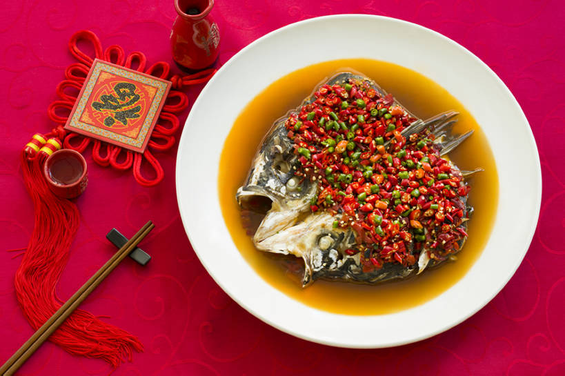 无人,横图,特写,吃饭,晚餐,午餐,筷子,静物,餐具,北京,中国,春节,新年,亚洲,丰富,装饰,鲜艳,鱼,调料,熟食,香料,鱼肉,美味,食品,酒类,米酒,饮品,传统,剁椒,饮食,餐饮,酒,酒瓶,桌布,食物,饮料,红色,福字,盘子,酒杯,中国结,中国菜,摄影,筷子架,膳食,可口,清新,中国文化,东亚,主菜,蒸菜,适口,湘菜,江米酒,醪糟,糯米酒,红辣椒,彩图,高角度拍摄,剁椒鱼头,传统文化,bj175