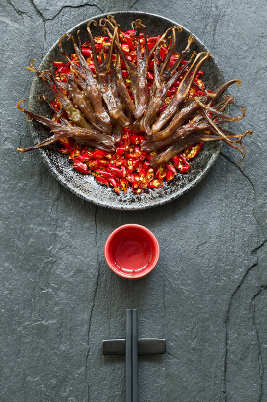 无人,竖图,俯视,特写,吃饭,晚餐,午餐,筷子,静物,餐具,北京,中国,亚洲,鸭子,肉,熟食,香料,美味,食品,酒类,米酒,饮品,传统,鸭肉,剁椒,肉类,饮食,餐饮,酒,食物,饮料,盘子,酒杯,中国菜,摄影,筷子架,膳食,可口,清新,中国文化,腌肉,肉食,肉制品,东亚,鸭舌,主菜,腌制食品,适口,四川菜,江米酒,醪糟,糯米酒,红辣椒,彩图,传统文化,bj175