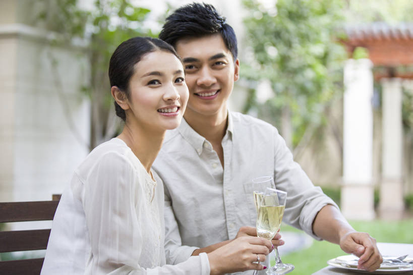 东方人,成年人,脸,头,脸颊,两个人,家庭,夫妻,丈夫,妻子,笑,微笑,露齿笑,横图,室外,白天,正面,爱情,时尚,午餐,快乐,幸福,植物,别墅,餐桌,桌子,城市,建筑,餐具,北京,中国,亚洲,喝,连接,握,庆祝,并排,房屋,庭院,酒类,浪漫,注视,休闲装,现代,饮食,肩膀,饮料,香槟,观察,看,亲昵,休闲,温暖,温馨,一家人,恩爱,放松,活力,亲密,举杯,握着,恋人,摄影,生活方式,观看,纪念,留念,和睦,察看,住房,享乐,关注,房地产,肖像,等,怀念,香槟杯,东亚,陪同,陪伴,无忧无虑,男人,男性,年轻男性,年轻女性,女人,女性,亚洲人,中国人,年轻人,头部,脸部,脸蛋,面部,夫妇,情侣,玻璃杯,休闲活动,坐着,彩图,欢乐,伴侣,融洽,居住区,伴随,bj175