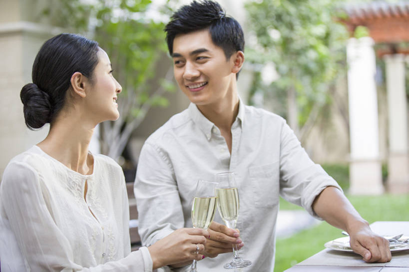 东方人,成年人,两个人,家庭,夫妻,丈夫,妻子,笑,微笑,露齿笑,横图,室外,白天,正面,爱情,时尚,午餐,快乐,幸福,植物,别墅,餐桌,桌子,城市,建筑,餐具,北京,中国,亚洲,喝,连接,握,庆祝,并排,房屋,庭院,酒类,浪漫,休闲装,现代,饮食,饮料,香槟,亲昵,休闲,温暖,温馨,一家人,面对面,恩爱,放松,活力,亲密,举杯,握着,恋人,摄影,生活方式,纪念,留念,和睦,住房,享乐,房地产,等,怀念,香槟杯,东亚,陪同,陪伴,无忧无虑,男人,男性,年轻男性,年轻女性,女人,女性,亚洲人,中国人,年轻人,夫妇,情侣,玻璃杯,休闲活动,坐着,半身,彩图,欢乐,伴侣,融洽,居住区,伴随,bj175