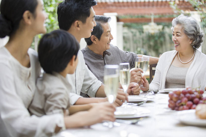 面包,东方人,婴儿,儿童,成年人,老年人,家庭,丈夫,妻子,父母,母亲,父亲,儿子,祖父母,祖母,祖父,站,笑,吃,微笑,露齿笑,横图,室外,白天,正面,吃饭,时尚,午餐,快乐,幸福,纯洁,植物,别墅,餐桌,桌子,城市,建筑,葡萄,餐具,水果,北京,中国,亚洲,五个人,喝,连接,握,庆祝,房屋,庭院,美味,食品,酒类,休闲装,现代,饮食,餐饮,饮料,小孩,香槟,站着,休闲,温暖,温馨,一家人,面对面,放松,活力,可爱,亲密,童年,童趣,无辜,举杯,握着,摄影,活泼,生长,生活方式,纪念,留念,祖孙,和睦,住房,享乐,关爱,宴会,亲情,宝宝,房地产,怀念,童真,香槟杯,东亚,纯真,烂漫,无邪,陪同,陪伴,无忧无虑,伶俐,天真,老年男性,老年女性,男孩,男人,男性,年轻男性,年轻女性,女人,女性,亚洲人,中国人,孩子,年轻人,情侣,全家福,孙子,玻璃杯,休闲活动,站立,坐着,半身,彩图,欢乐,融洽,男生,居住区,伴随,bj175