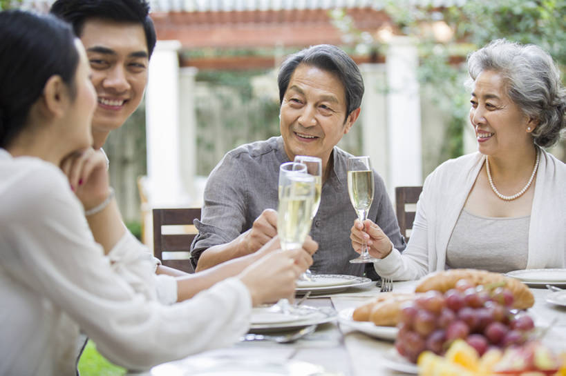 面包,东方人,成年人,老年人,四个人,家庭,夫妻,丈夫,妻子,父母,母亲,父亲,儿子,笑,吃,微笑,露齿笑,横图,室外,白天,正面,爱情,吃饭,时尚,午餐,快乐,幸福,植物,别墅,餐桌,桌子,城市,建筑,葡萄,餐具,水果,北京,中国,亚洲,撑,喝,连接,握,庆祝,房屋,庭院,美味,食品,酒类,浪漫,托腮,休闲装,现代,饮食,餐饮,饮料,香槟,托,休闲,温暖,温馨,一家人,面对面,恩爱,放松,活力,亲密,举杯,握着,恋人,摄影,生活方式,纪念,留念,和睦,住房,享乐,关爱,宴会,托下巴,亲情,房地产,怀念,香槟杯,东亚,陪同,陪伴,无忧无虑,老年男性,老年女性,男人,男性,年轻男性,年轻女性,女人,女性,亚洲人,中国人,年轻人,夫妇,情侣,全家福,玻璃杯,休闲活动,坐着,半身,彩图,欢乐,伴侣,融洽,居住区,伴随,bj175