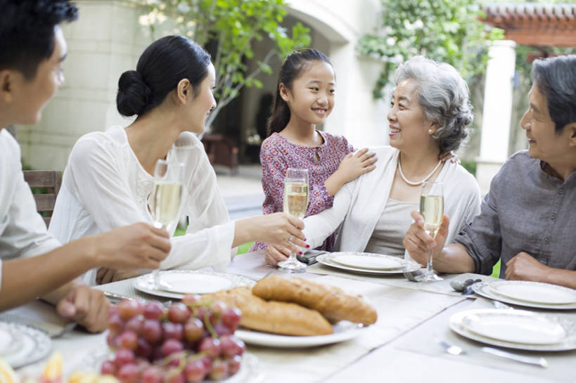 面包,东方人,儿童,成年人,老年人,家庭,丈夫,妻子,父母,母亲,父亲,女儿,祖父母,祖母,祖父,站,笑,吃,微笑,露齿笑,横图,室外,白天,正面,吃饭,时尚,午餐,快乐,幸福,纯洁,植物,别墅,餐桌,桌子,城市,建筑,葡萄,餐具,水果,北京,中国,亚洲,五个人,喝,连接,握,庆祝,房屋,庭院,美味,食品,酒类,休闲装,现代,饮食,餐饮,饮料,小孩,香槟,站着,休闲,温暖,温馨,一家人,面对面,放松,活力,可爱,亲密,童年,童趣,无辜,搭,举杯,握着,摄影,生长,生活方式,纪念,留念,祖孙,和睦,住房,享乐,搭着,关爱,宴会,亲情,房地产,怀念,童真,香槟杯,东亚,烂漫,无邪,健康食物,陪同,陪伴,无忧无虑,天真,老年男性,老年女性,男孩,男人,男性,年轻男性,年轻女性,女孩,女人,女性,亚洲人,中国人,孩子,年轻人,情侣,全家福,孙女,玻璃杯,休闲活动,站立,坐着,半身,彩图,欢乐,融洽,男生,居住区,伴随,bj175